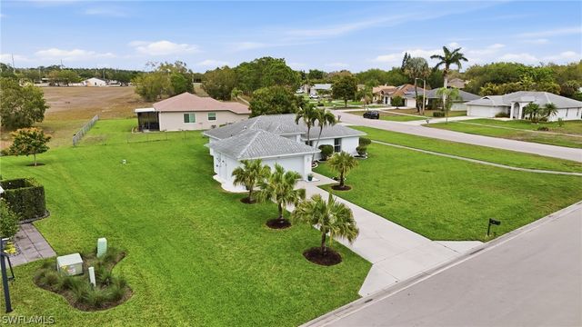 750 Cherry Blossom CT, Naples, FL 34120