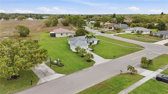 750 Cherry Blossom CT, Naples, FL 34120