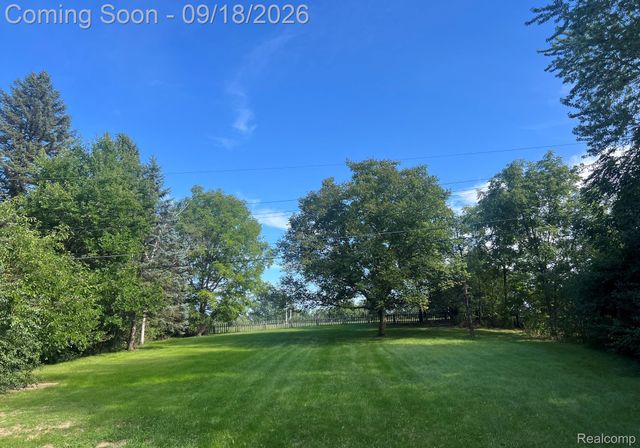 1490 Autumn Drive, Flint Charter Township, MI 48532