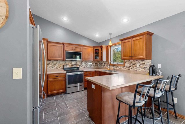 2182 W MELCORN CIRCLE, De Pere, WI 54115
