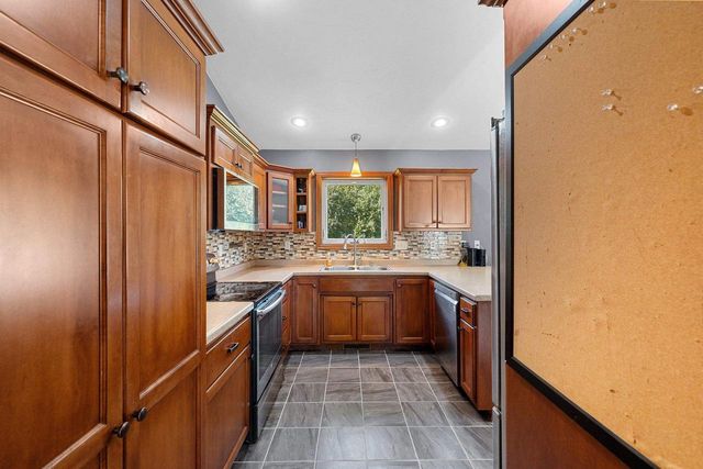 2182 W MELCORN CIRCLE, De Pere, WI 54115