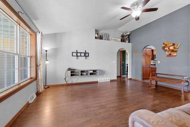 2182 W MELCORN CIRCLE, De Pere, WI 54115