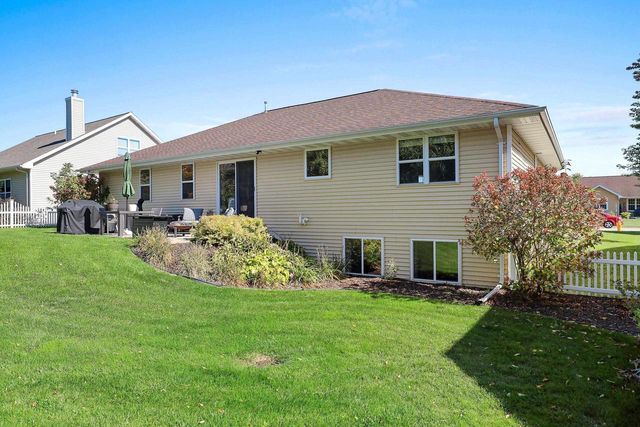2182 W MELCORN CIRCLE, De Pere, WI 54115