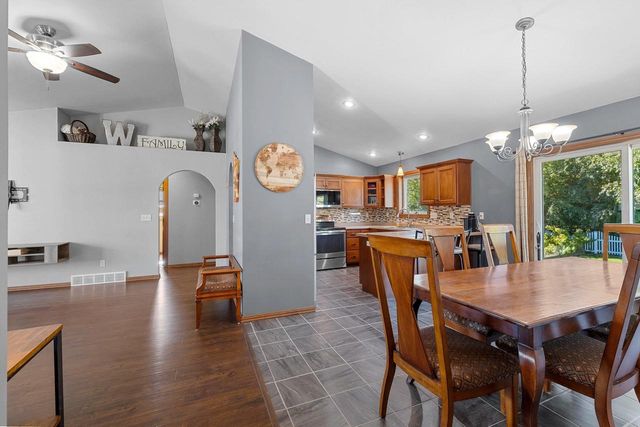 2182 W MELCORN CIRCLE, De Pere, WI 54115