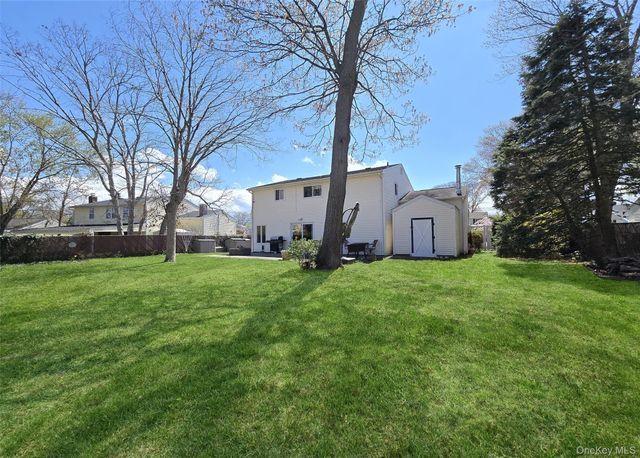 31 Executive Road, Selden, NY 11784