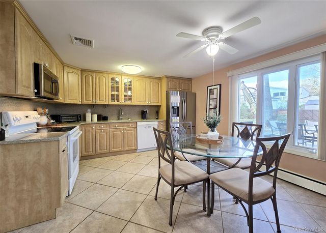 31 Executive Road, Selden, NY 11784