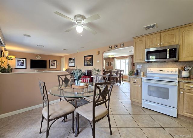 31 Executive Road, Selden, NY 11784