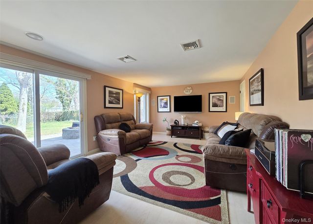 31 Executive Road, Selden, NY 11784