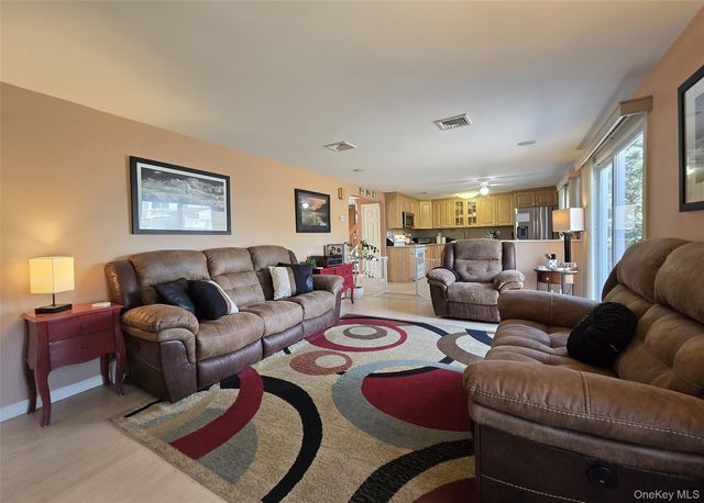 31 Executive Road, Selden, NY 11784