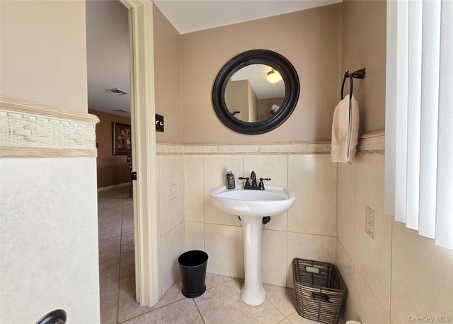 31 Executive Road, Selden, NY 11784