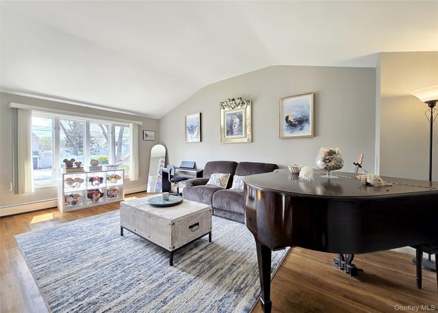 31 Executive Road, Selden, NY 11784