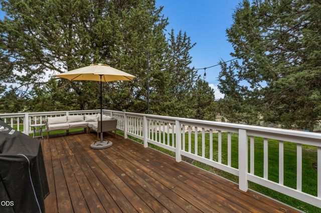 22055 White Peaks Drive, Bend, OR 97702