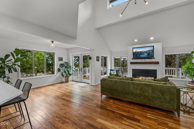 22055 White Peaks Drive, Bend, OR 97702