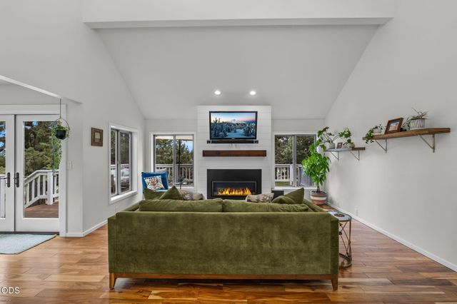 22055 White Peaks Drive, Bend, OR 97702