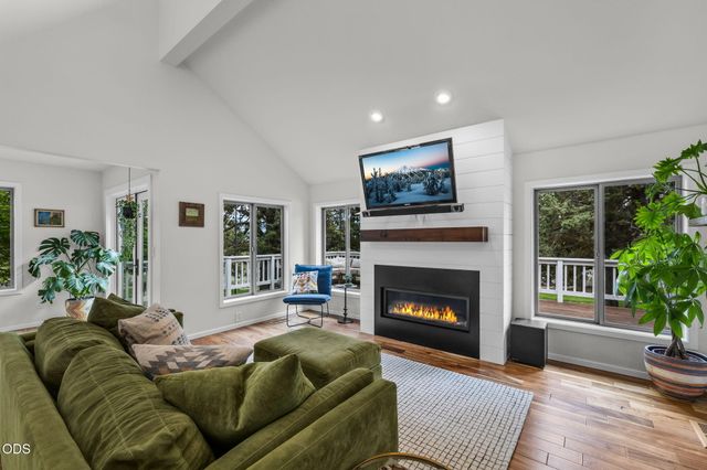 22055 White Peaks Drive, Bend, OR 97702
