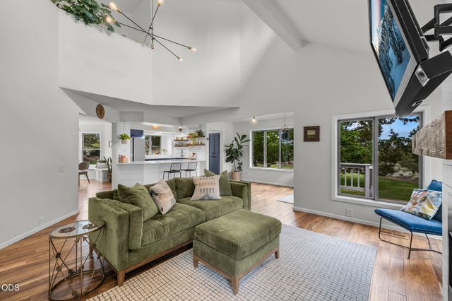 22055 White Peaks Drive, Bend, OR 97702