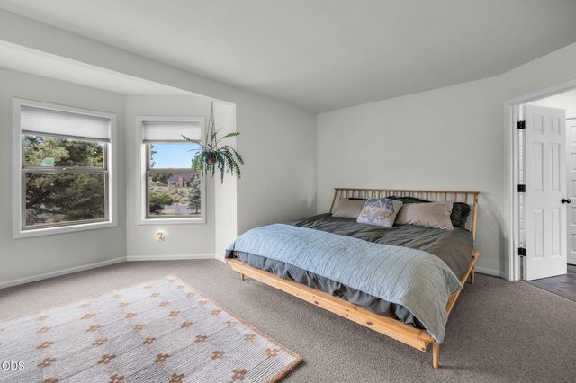 22055 White Peaks Drive, Bend, OR 97702