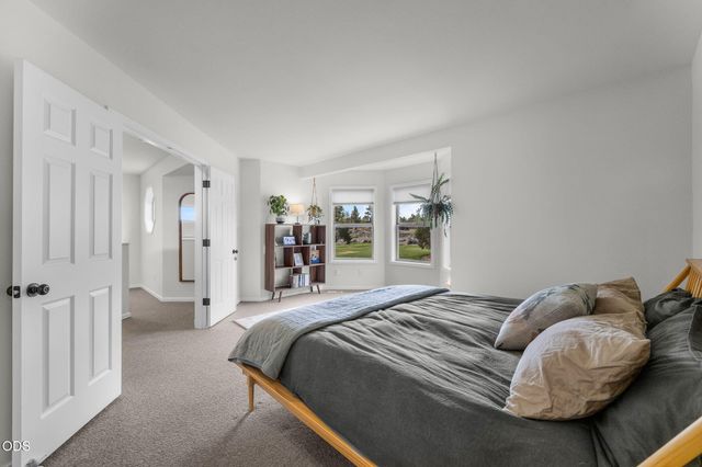 22055 White Peaks Drive, Bend, OR 97702