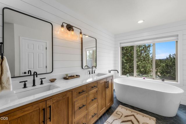 22055 White Peaks Drive, Bend, OR 97702