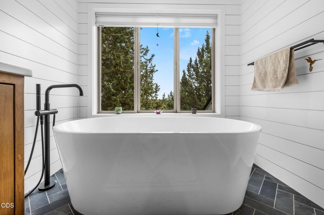 22055 White Peaks Drive, Bend, OR 97702