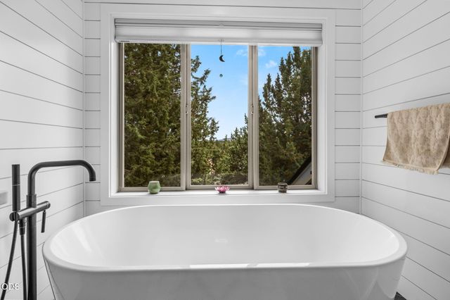 22055 White Peaks Drive, Bend, OR 97702