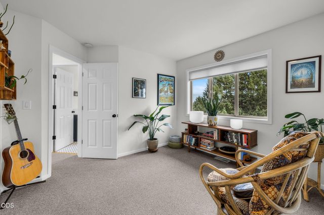 22055 White Peaks Drive, Bend, OR 97702