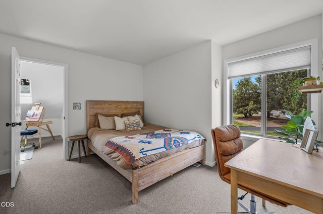 22055 White Peaks Drive, Bend, OR 97702