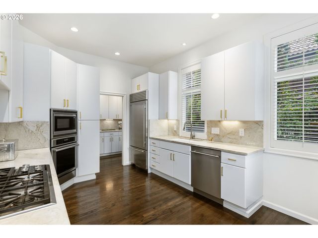 1941 Sw MONTGOMERY Pl, Portland, OR 97201