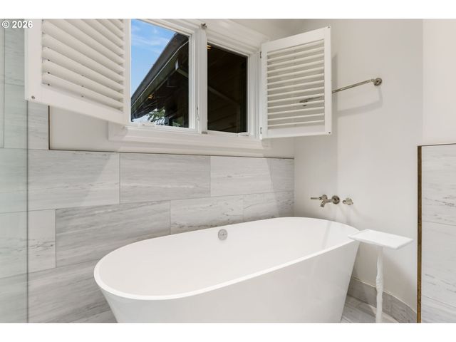 1941 Sw MONTGOMERY Pl, Portland, OR 97201