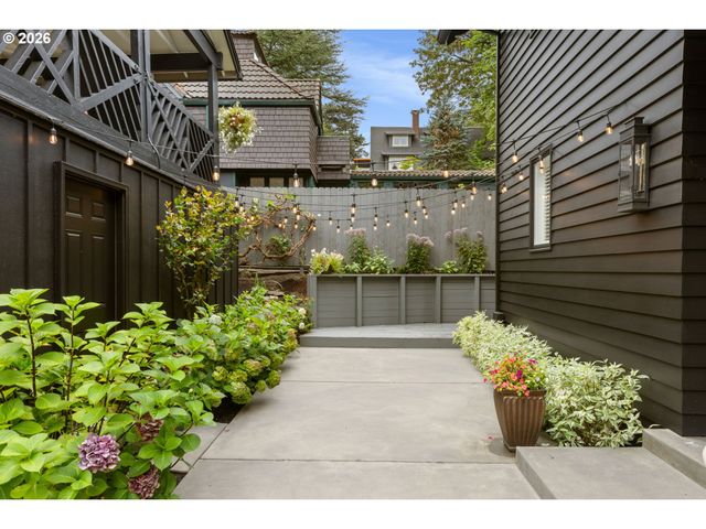 1941 Sw MONTGOMERY Pl, Portland, OR 97201