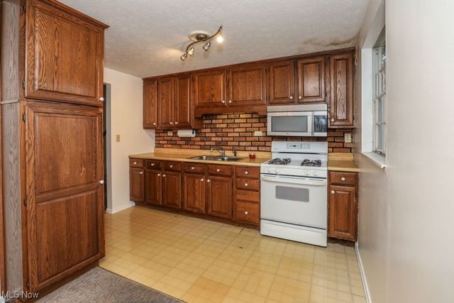 675 Midway Drive, Ravenna, OH 44266