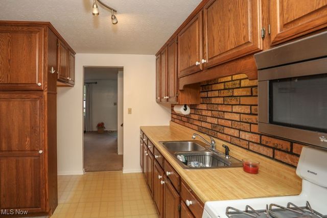 675 Midway Drive, Ravenna, OH 44266