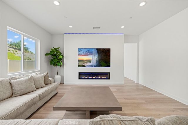 28683 Windbreak, Saugus, CA 91350
