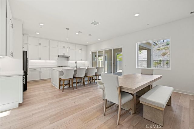 28683 Windbreak, Saugus, CA 91350