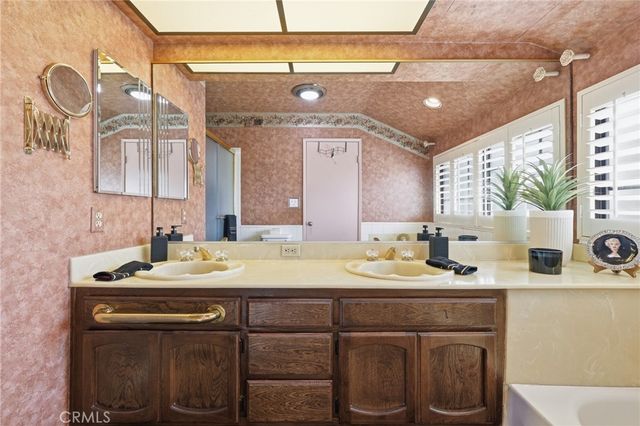 7100 Balboa Boulevard 1003, Lake Balboa, CA 91406