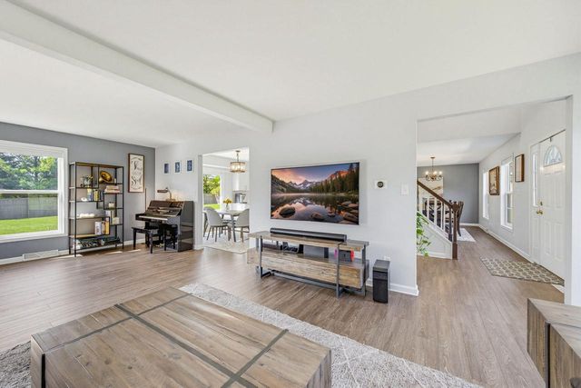 4645 W Sherwood DRIVE, Franklin, WI 53132