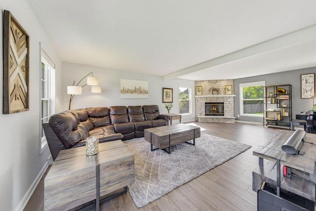 4645 W Sherwood DRIVE, Franklin, WI 53132