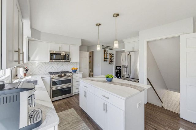 4645 W Sherwood DRIVE, Franklin, WI 53132