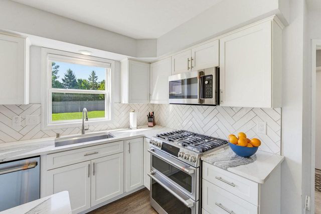 4645 W Sherwood DRIVE, Franklin, WI 53132