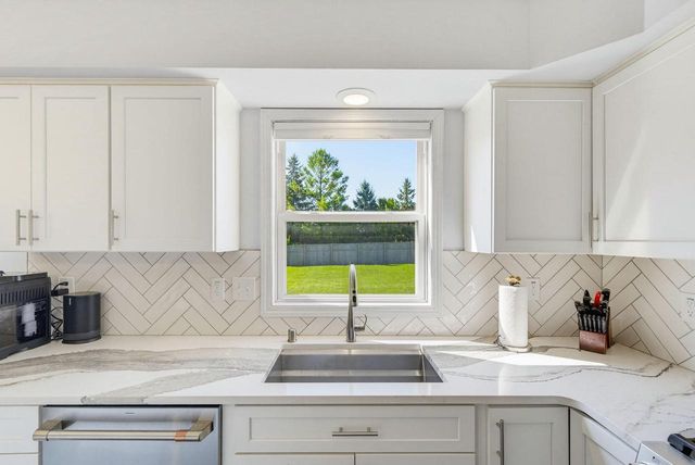 4645 W Sherwood DRIVE, Franklin, WI 53132