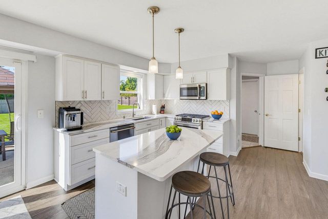 4645 W Sherwood DRIVE, Franklin, WI 53132