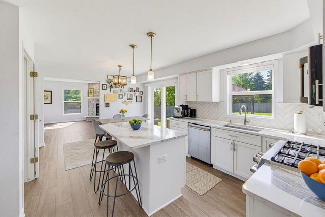 4645 W Sherwood DRIVE, Franklin, WI 53132