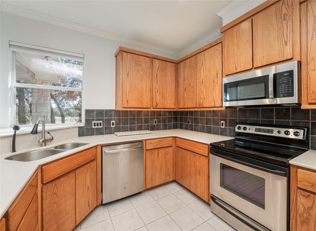112 Twin Saddles, Dripping Springs, TX 78620
