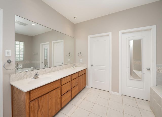 112 Twin Saddles, Dripping Springs, TX 78620
