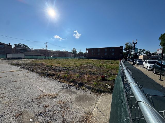 6760 N Northwest Highway, Chicago, IL 60631