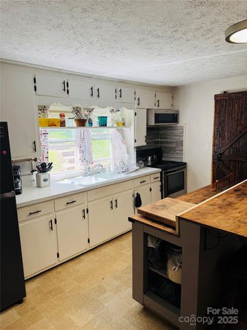 1611 Valwood Place NE, Lenoir, NC 28645