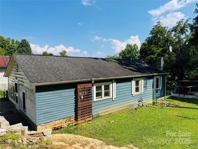 1611 Valwood Place NE, Lenoir, NC 28645