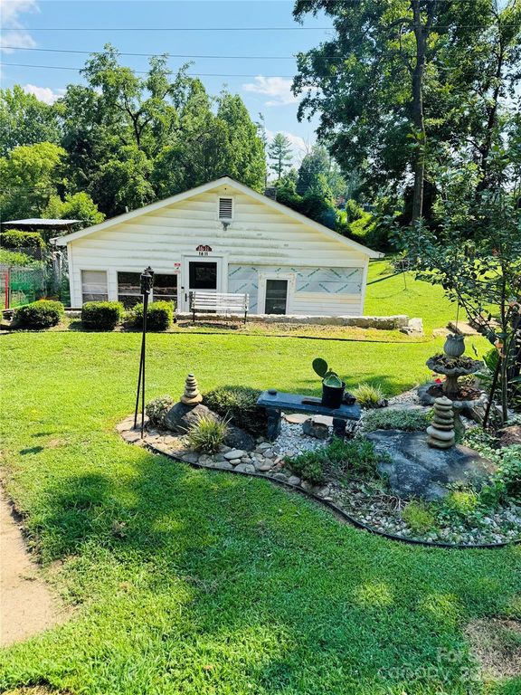 1611 Valwood Place NE, Lenoir, NC 28645