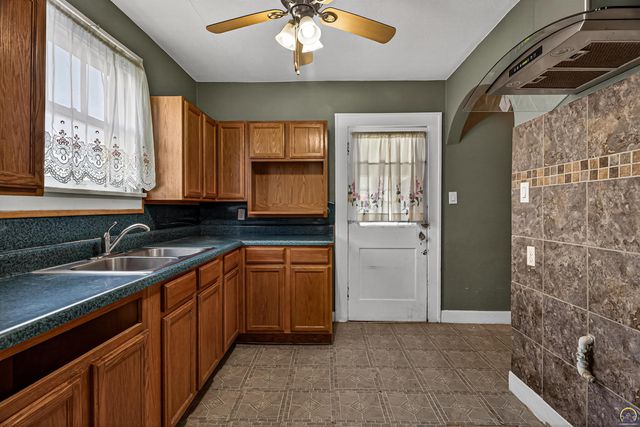 904 SW Jewell AVE, Topeka, KS 66606