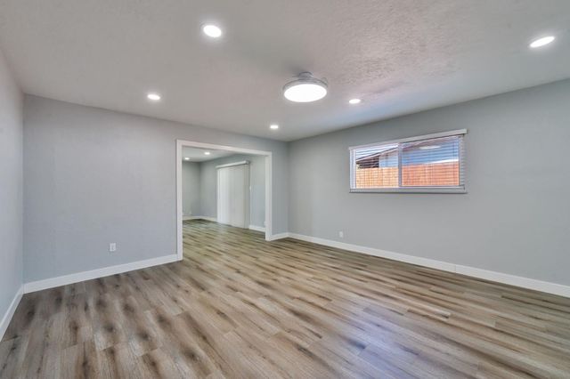 881 Reuter Dr, West Sacramento, CA 95605